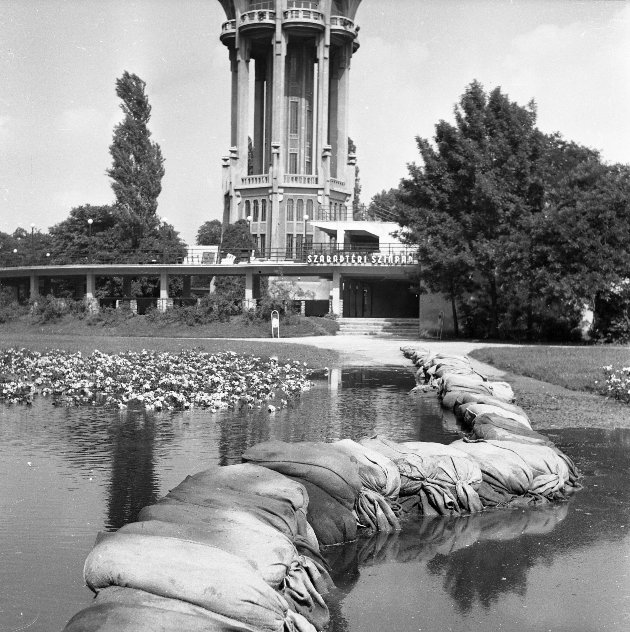 Homokzsákok a Margit-szigeten (Fortepan / Magyar Rendőr)