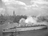 A Queen Mary érkezése New York kikötőjébe 1945-ben.  <br /><i>Wikipédia / Közkincs </i>