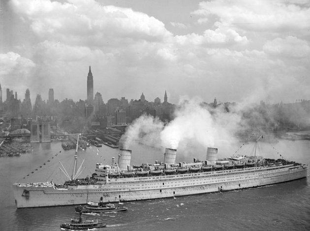 A Queen Mary érkezése New York kikötőjébe 1945-ben. 