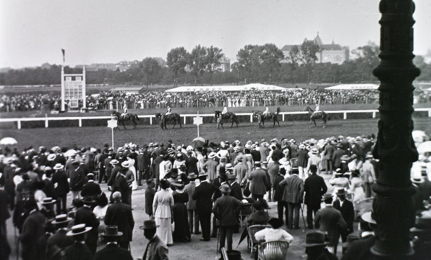 Nagyverseny előtti parádé a lóversenytéren, 1912. (forrás: Fortepan / Schmidt Albin)