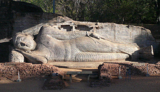 Illusztráció: Fekvő Buddha-szobor Srí Lankán, 12. század (Kép forrása: Wikipedia / Lankapic / CC BY 2.5)