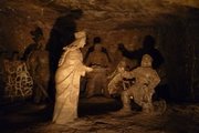 Szent Kinga sószobra a wieliczkai sóbányában. Kinga visszakapja gyűrűjét