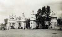 A millenniumi kiállítás főbejárata. 1896-ban. (kép forrása: Fortepan / Budapest Főváros Levéltára / Klösz György fényképei)