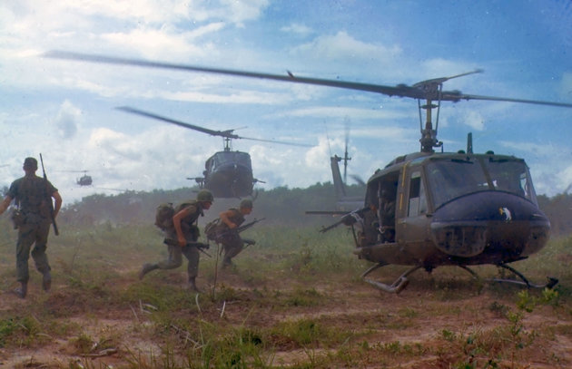 Helikopterek szállítják a gyalogsági ezred katonáit