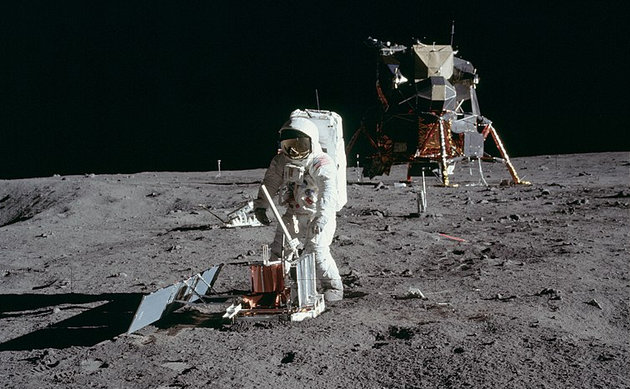 Buzz Aldrin a Holdon