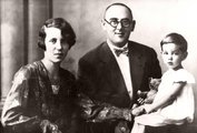 Nagy Imre későbbi miniszterelnök feleségével és kislányuk Erzsébet 1929-ben