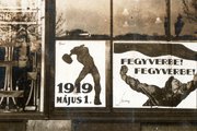 Plakátok egy budapesti üzlet kirakatában (Fortepan / Péchy László)