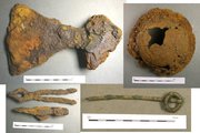 A sírban talált tárgyak (fent: fejsze és pajzsdudor, lent: fogó, kalapács és tűző)