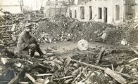 Békés pipázás egy földig rombolt épület romjain