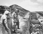 Nelson Glueck (balról a második) ásatásai