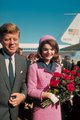 A Kennedy-házaspár megérkezik a dallasi repülőtérre – néhány órával a merényletet megelőzően