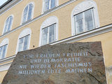 Az épület előtt elhelyezett fasizmus-ellenes emléktábla