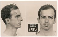 A merénylő, Lee Harvey Oswald rendőrségi fényképe