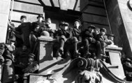 Gyerekek a Kossuth tér egyik épületének erkélyén ülve ünneplik a Magyar Köztársaság kikiáltását