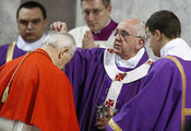 Ferenc pápa hamut helyez egy bíboros fejére