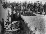 A Wounded Knee mellett legyilkolt indiánok eltemetése