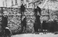 Zsidó gyerekek próbálnak kilátni a fal felett a gettóból, 1941.