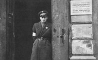 Kollaboráns zsidó rendőr a varsói gettóban, valamikor 1940 és 1943 között.