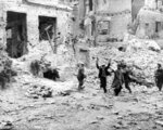 A harcok alatt lerombolt épületekből előbújó felkelők adják meg magukat, 1943.