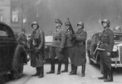 Az SS emberei bevonulni készülnek a gettóba, 1943. Középen Jürgen Stroop, a művelet parancsnoka, akit a háború után egy lengyel bíróság halálra ítélt, a kép jobb szélén a később a keletnémet hatóságok által elítélt és kivégzett Josef Blösche.