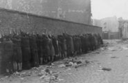 Átvizsgálásra falhoz állított zsidók a varsói gettóban, 1943.