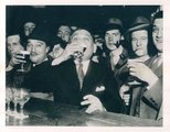Henry Louis Mencken író és társai fogyasztják első legális söreiket  a baltimore-i Rennert Hotelben