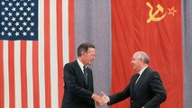 Bush amerikai elnök és Gorbacsov szovjet pártfőtitkár kézfogása