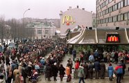 Kígyózó sorok Moszkva első McDonald's étterme előtt