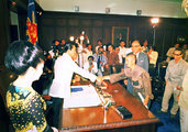 Onoda kezet fog Marcos elnökkel