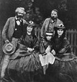 Marx (balra) és Engels (jobbra), Marx lányaival egy 1860-as felvételen