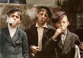 A 13 éves Raymond Klose (középen) barátaival St. Louisban (1910)