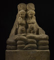 Kleopátra Szelénét és Alexandrosz Hélioszt gyermekekként ábrázoló egyiptomi szobor
