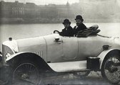 Az első magyar autó-kiskocsi verseny 1912. évi VI. 5-8 benevezett Daimler autó, 16 HP magyar karosszériáját készitette Misura Mihály budapesti karosszériagyáros. Volánnál: Vértessy, mellette Baráth Leó. Fotó: Berger Rezső, IV Kossuth Lajos u 1.
