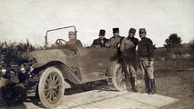 Első világháborús tisztek gépkocsival.