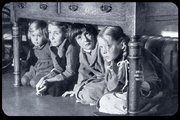 Asztal alá bújtak a gyermekek London 1940. október 6-i légi bombázásakor