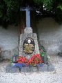 Alois és Klara Hitler síremléke Leondingben, amelyet 2012-ben egy hozzátartozó kérésére eltávolítottak. A sír ma jelöletlen, és azt sem tudni, a maradványok ott vannak-e még.