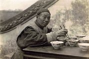 Kínai evőpálcikákkal étkező férfi
