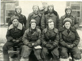 Budanova egy férfi pilótákkal közös fényképen