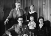 Joyce és családja 1934-ben, Párizsban. James és Nora állnak, a kanapén fiuk, George ül feleségével és saját fiukkal.