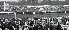 A hamarosan kezdődő futamon induló lovak felvezetése a közönség előtt a Városligeti lóversenytéren, 1912-ben készült felvételen (3)