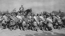 II. Miklós cár ikonnal a kezében lovagol el csapatai mellett az első világháborúban