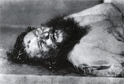 Raszputyin holtteste, miután kihalászták a folyóból: megfigyelhető a homlokán lévő lőtt seb, illetve arcának zúzódásai, amelyeket Juszupov ejtett a holttesten