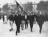 Oswald Mosley, a BUF vezetője tüntetést vezet, 1934.