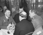 Hitler és Mannerheim asztalnál ülve beszél