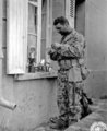 Amerikai tengerészgyalogos a második világháborús „békabőr” („frogskin”) mintás egyenruhában