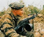 Amerikai SEAL-csapattag Vietnamban tigriscsíkos egyenruhában, kezében a Stoner 63 kísérleti moduláris fegyverrel