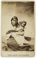 Dakota sziú anya gyermekével a Fort Snelling-i koncentrációs táborban, 1862-ben vagy 1863-ban.