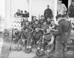 A brit 4. lincolnshire-i ezred katonái pihennek Skagéban egy 90 kilométeres visszavonulást követően. Az előtérben egy norvég katona vizsgálja meg egyikük puskáját