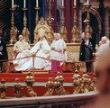 VI. Pál a zsinaton. A kép jobb oldalán látható pápai tiara volt mindezidáig az utolsó, amellyel pápát koronáztak. (Wikipedia / Lothar Wolleh / CC BY-SA 3.0)
