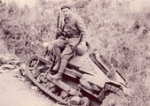 Görög katona ül egy elfogott olasz tank tetején